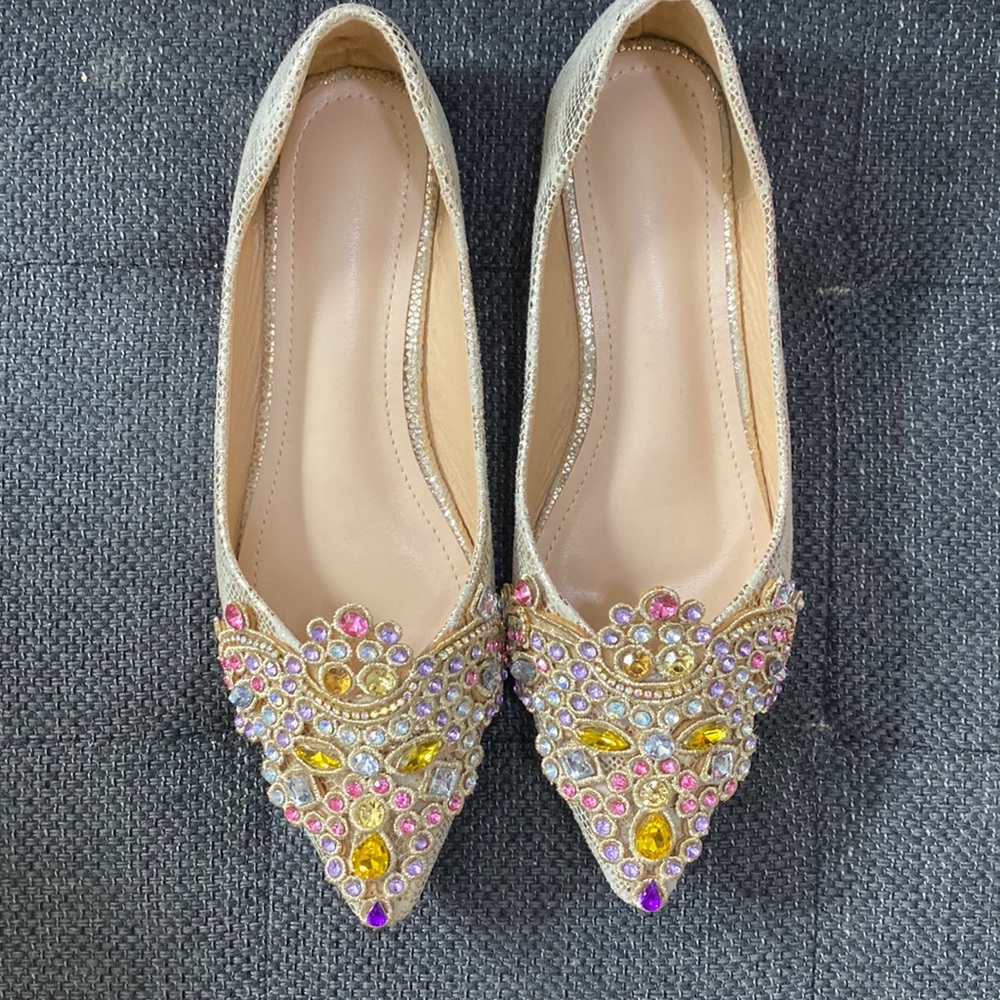 Flats with crystals